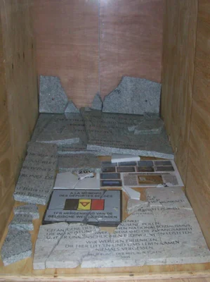 Foto des Albums: Mehrere Gedenktafeln werden zerstört