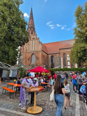 Foto des Albums: Quietschgelbe Enten bevölkerten die Stadt bei den Pritzwalker Herbstlichtern - der Nachmittag