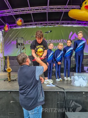 Foto des Albums: Quietschgelbe Enten bevölkerten die Stadt bei den Pritzwalker Herbstlichtern - der Abend