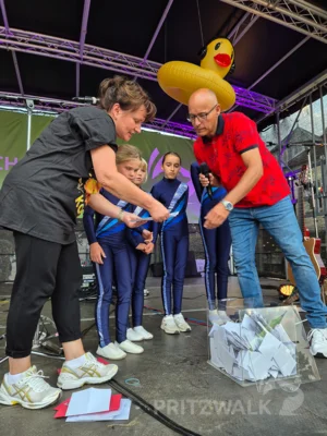 Foto des Albums: Quietschgelbe Enten bevölkerten die Stadt bei den Pritzwalker Herbstlichtern - der Abend