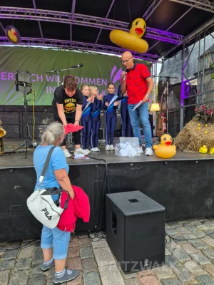 Foto des Albums: Quietschgelbe Enten bevölkerten die Stadt bei den Pritzwalker Herbstlichtern - der Abend