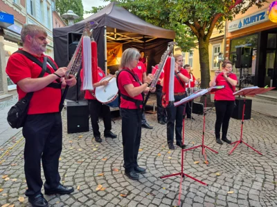Foto des Albums: Quietschgelbe Enten bevölkerten die Stadt bei den Pritzwalker Herbstlichtern - der Abend