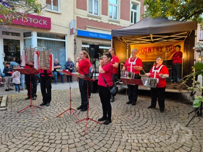 Foto des Albums: Quietschgelbe Enten bevölkerten die Stadt bei den Pritzwalker Herbstlichtern - der Abend