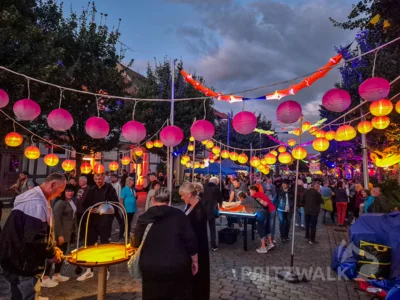Foto des Albums: Quietschgelbe Enten bevölkerten die Stadt bei den Pritzwalker Herbstlichtern - der Abend