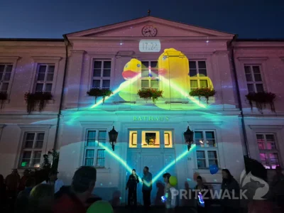 Foto des Albums: Quietschgelbe Enten bevölkerten die Stadt bei den Pritzwalker Herbstlichtern - der Abend