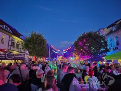Foto des Albums: Quietschgelbe Enten bevölkerten die Stadt bei den Pritzwalker Herbstlichtern - der Abend