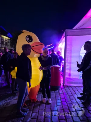 Foto des Albums: Quietschgelbe Enten bevölkerten die Stadt bei den Pritzwalker Herbstlichtern - der Abend