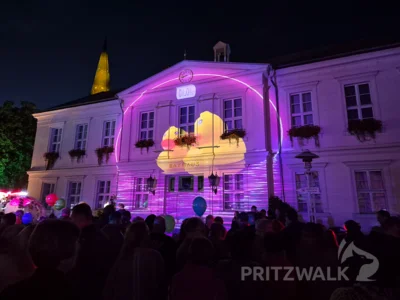 Foto des Albums: Quietschgelbe Enten bevölkerten die Stadt bei den Pritzwalker Herbstlichtern - der Abend