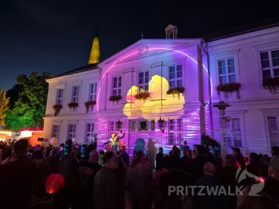 Foto des Albums: Quietschgelbe Enten bevölkerten die Stadt bei den Pritzwalker Herbstlichtern - der Abend