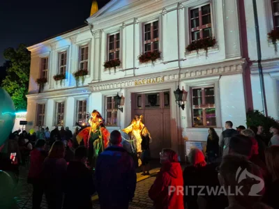 Foto des Albums: Quietschgelbe Enten bevölkerten die Stadt bei den Pritzwalker Herbstlichtern - der Abend