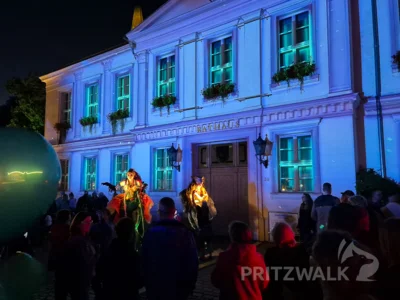 Foto des Albums: Quietschgelbe Enten bevölkerten die Stadt bei den Pritzwalker Herbstlichtern - der Abend