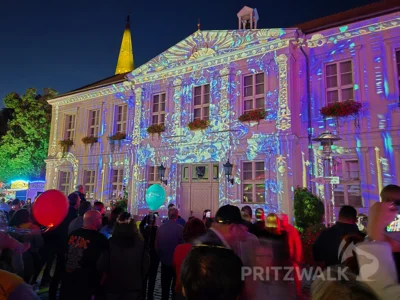 Foto des Albums: Quietschgelbe Enten bevölkerten die Stadt bei den Pritzwalker Herbstlichtern - der Abend