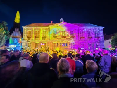 Foto des Albums: Quietschgelbe Enten bevölkerten die Stadt bei den Pritzwalker Herbstlichtern - der Abend