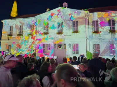 Foto des Albums: Quietschgelbe Enten bevölkerten die Stadt bei den Pritzwalker Herbstlichtern - der Abend