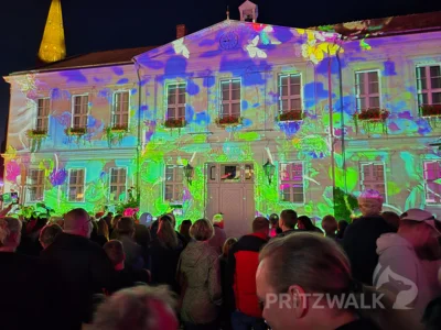 Foto des Albums: Quietschgelbe Enten bevölkerten die Stadt bei den Pritzwalker Herbstlichtern - der Abend