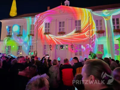 Foto des Albums: Quietschgelbe Enten bevölkerten die Stadt bei den Pritzwalker Herbstlichtern - der Abend
