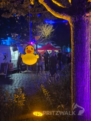 Foto des Albums: Quietschgelbe Enten bevölkerten die Stadt bei den Pritzwalker Herbstlichtern - der Abend