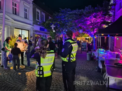 Foto des Albums: Quietschgelbe Enten bevölkerten die Stadt bei den Pritzwalker Herbstlichtern - der Abend