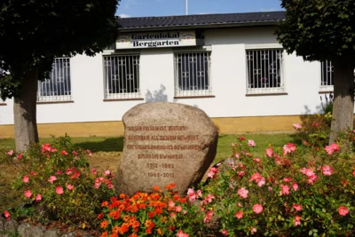 Gedenkstein  (Bild vergr&ouml;&szlig;ern)
