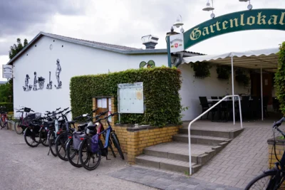 Sauber geparkt - Einkehr  (Bild vergr&ouml;&szlig;ern)
