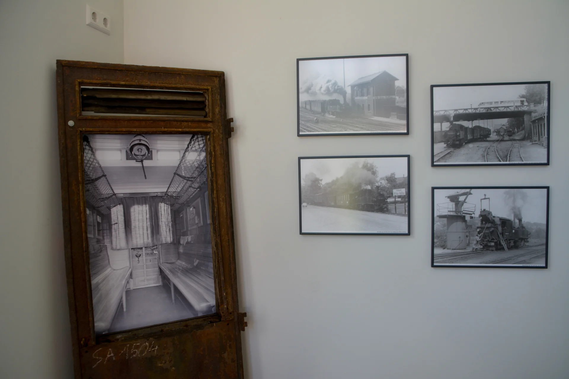 Bild: Eingang zur neu gestalteten Ausstellung im Bahnhofsgebäude
