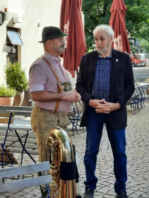 Vorschaubild: Josef Fink im Gespräch mit Herrn Simon, dem ersten Stadtrat von Gersfeld