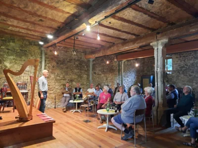 Vorschaubild: Singen mit Franz-Josef Schramm, Leiter der Beratungsstelle für Fränkische Volksmusik des Bayerischen Landesvereins für Heimatpflege, in seiner Kelterhalle