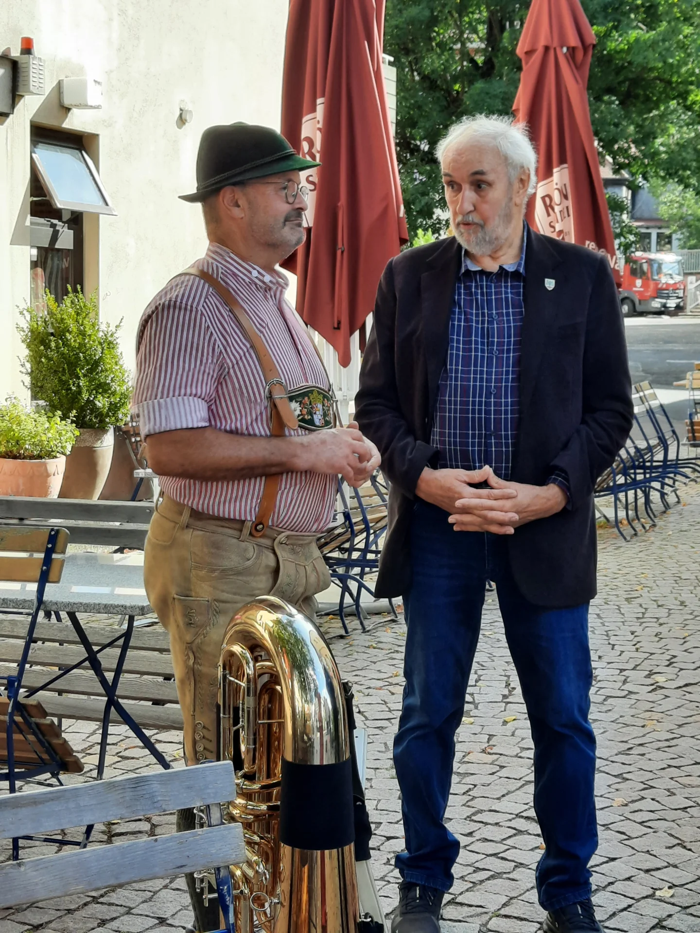 Bild: Josef Fink im Gespräch mit Herrn Simon, dem ersten Stadtrat von Gersfeld