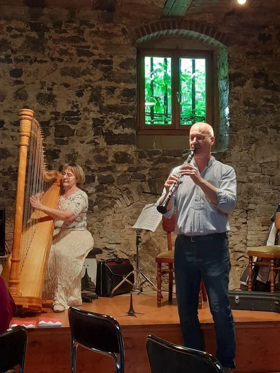 Bild: Rosemarie Seitz und ihr Mann Franz-Josef Schramm musizieren für uns in ihrem Haus in Eibelstadt bei Würzburg