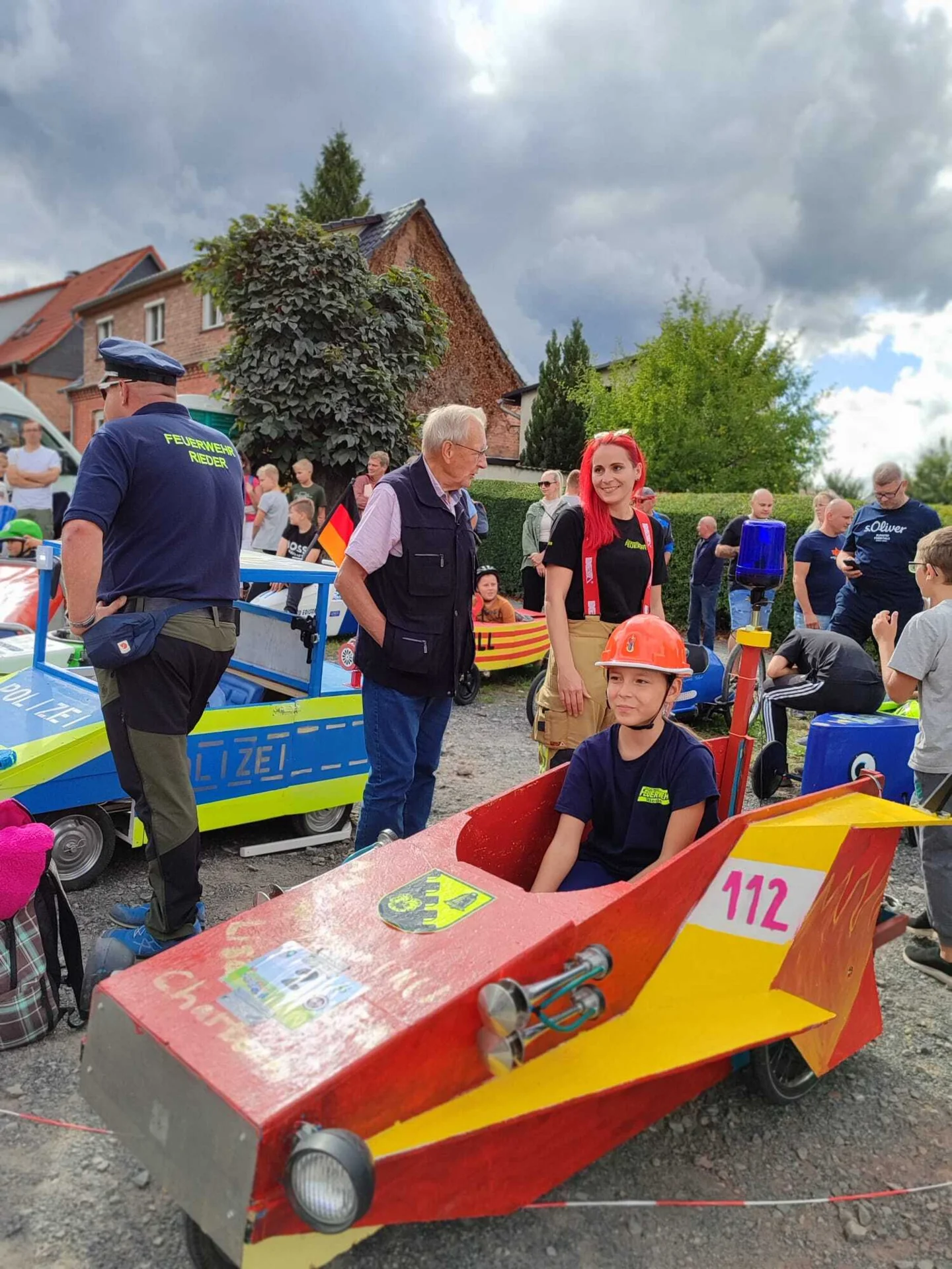 Bild : Die Feuerwehr bereitet sich auf den Start vor