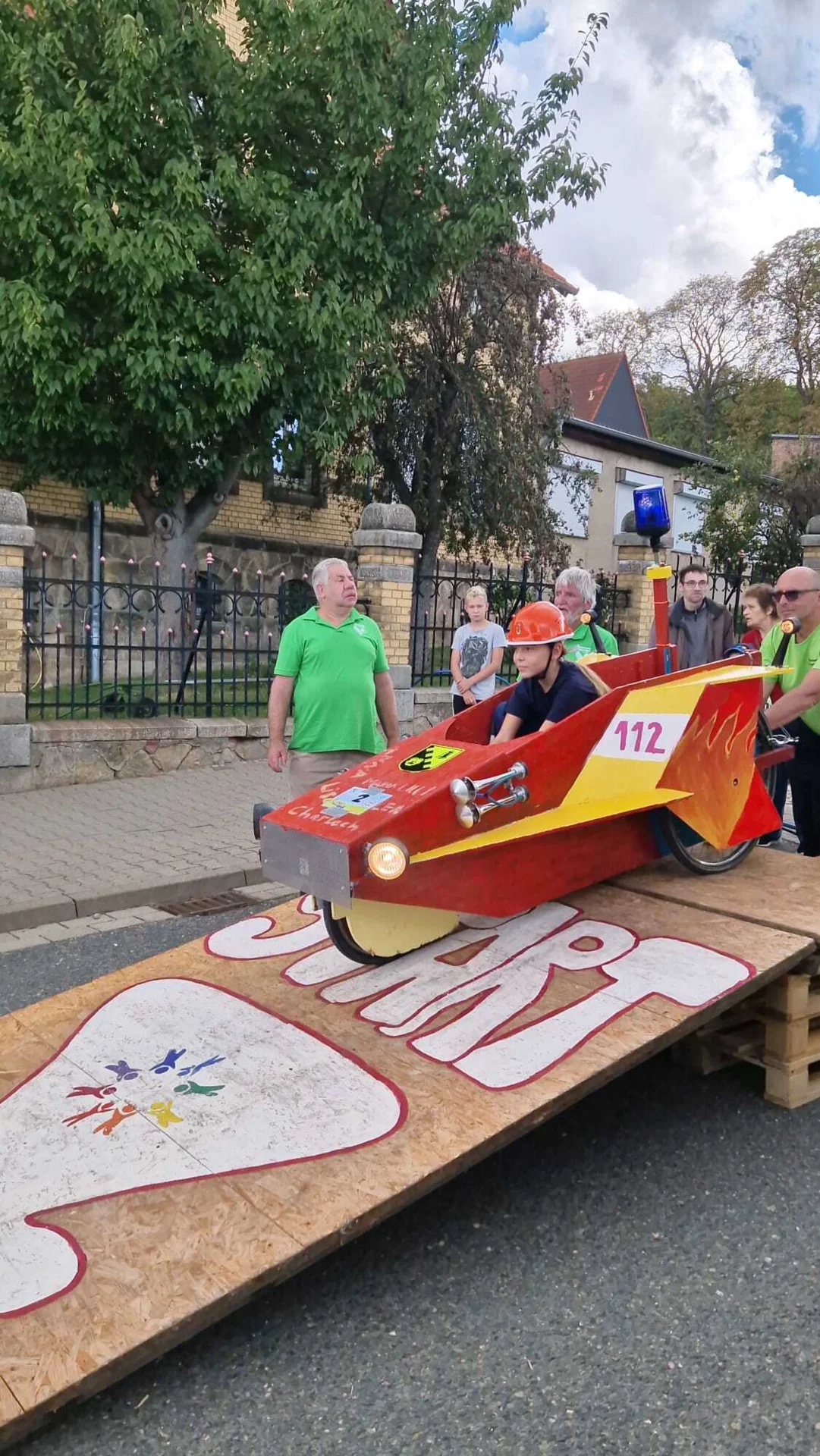 Bild : Die Feuerwehr am Start
