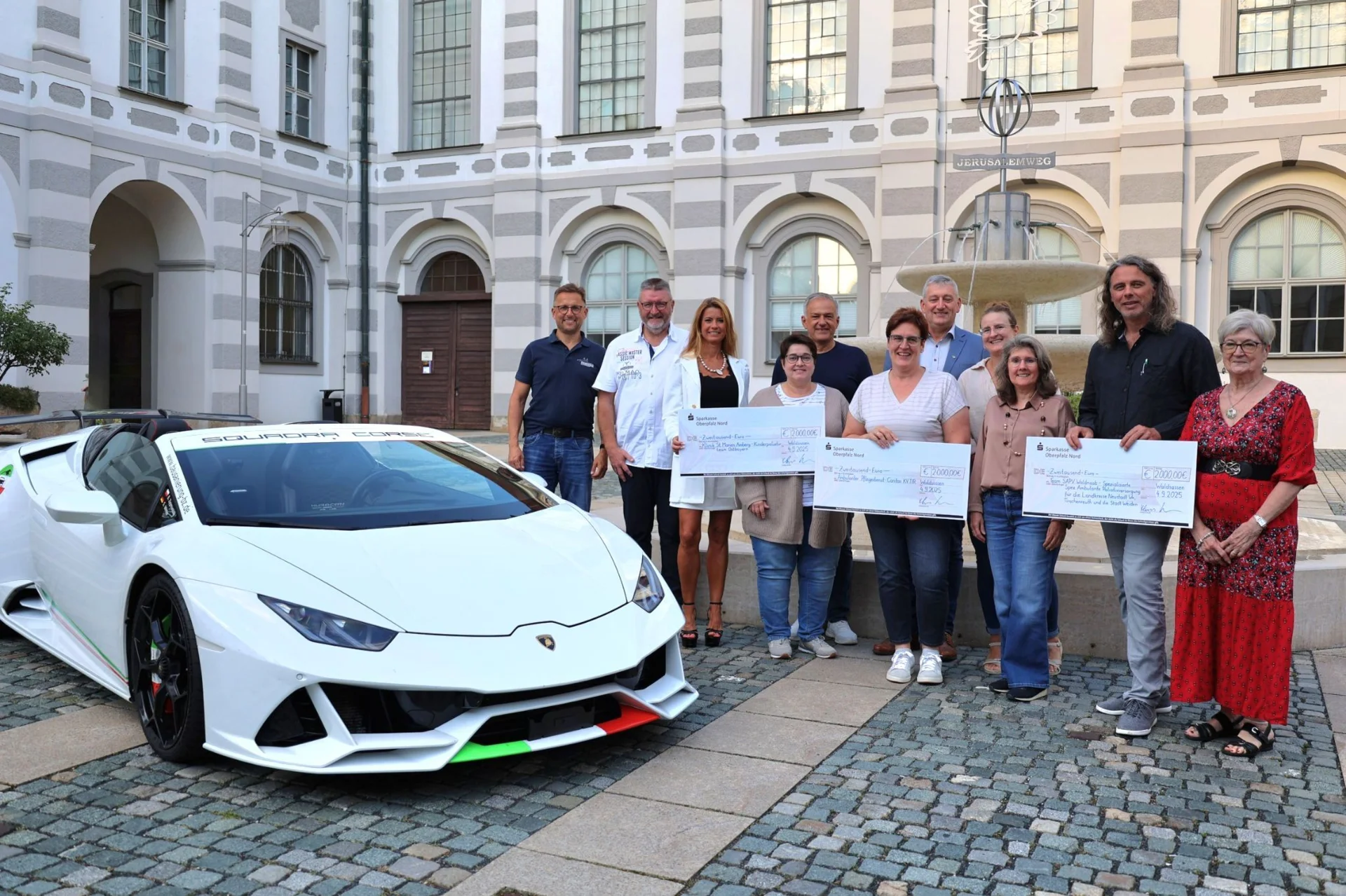 Bild: Tobias Tippmann/FFW Waldsassen, Klaus Schuster/“Sportwagenfreunde helfen“, Sandra Winter/Hauptsponsor Bausanierung BZ, Jana Fickel/Pflegerische Teamleitung SAPV-KJ am Klinikum St. Marien Amberg, Roland Grillmeier/Landrat des Landkreises Tirschenreuth, Sonja Schnurrer/Caritas Kreisverband Tirschenreuth, Markus Scharnagl/2. Bürgermeister der Stadt Waldsassen, Julia Meyer/Netzwerkkoordinatorin Hospiz- und Palliativnetzwerk Nordoberpfalz, Gabi Treml-Laubert/Kassiererin OGV Waldsassen, Matthias Rössle/Pflegerischer Leiter SAPV-Waldnaab und Gudrun Sirtl/Vorsitzende KAB Waldsassen.