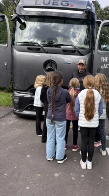 Bild: Michael Metzner erklärt den Kindern, wie Fußgänger aus dem Fahrerhaus eines LKW wahrgenommen