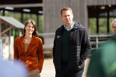 Landwirtschaftsministerin Staudte, Boris Erb beim Hofrundgang 