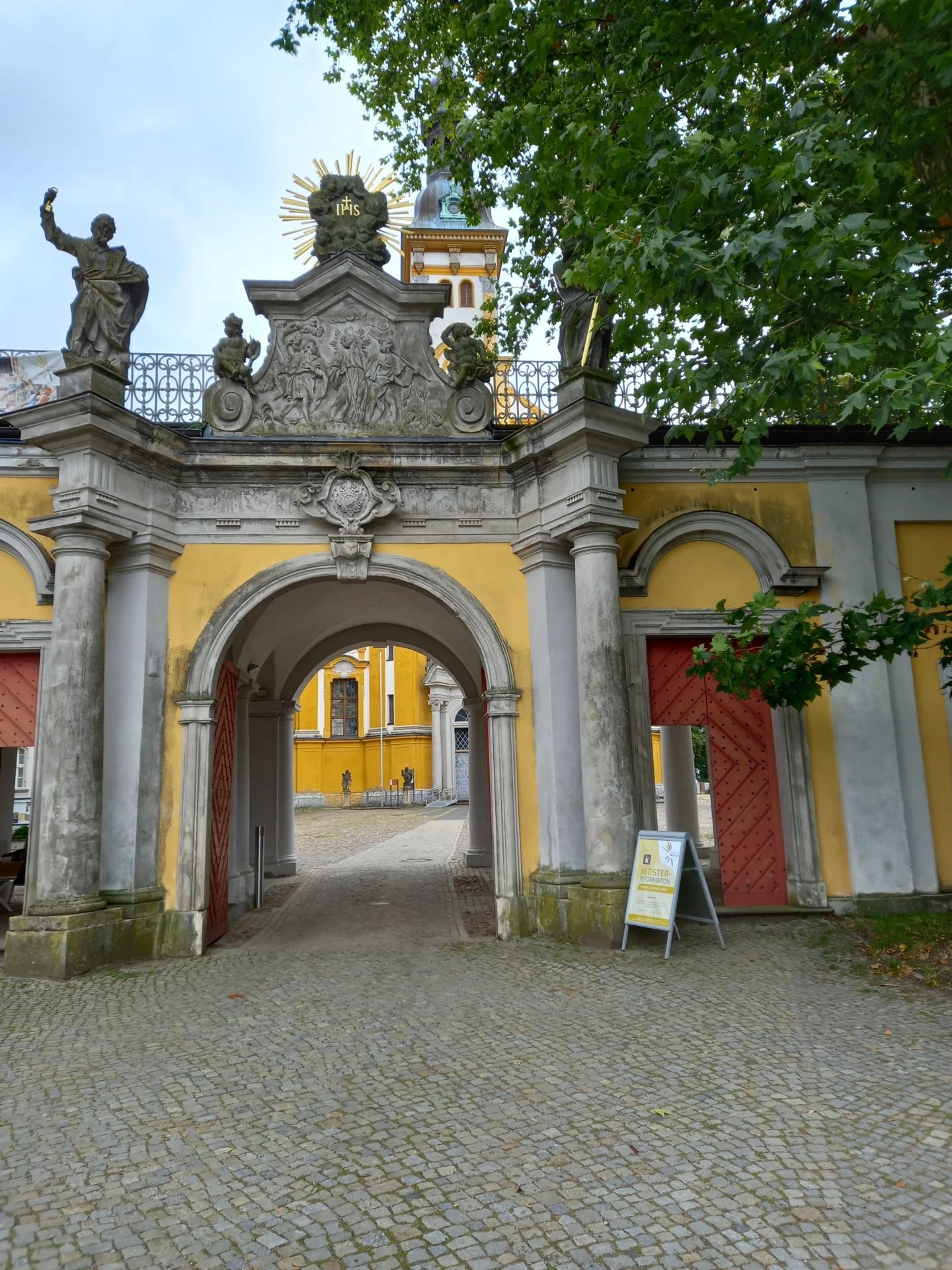Bild: Hauptportal der Zisterzienserabtei