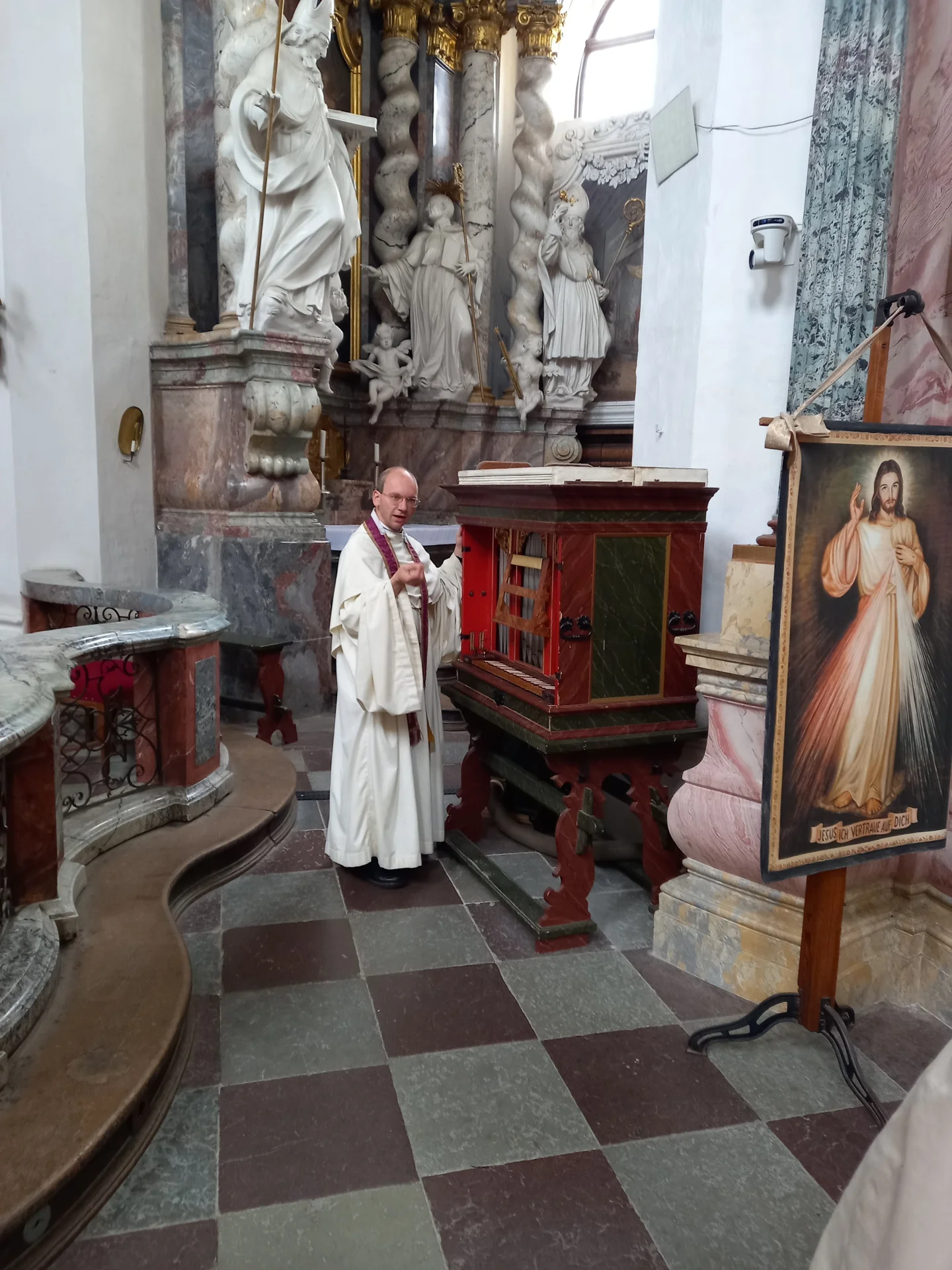 Bild: Gesang an der kleinen Orgel