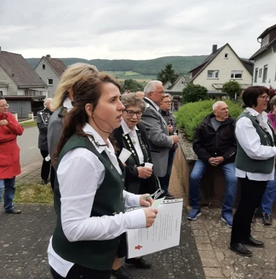 Foto des Albums: Aufhängen der Königsscheiben bei der Königin Martina Pramann und dem König Andreas Schulz
