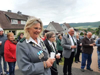 Foto des Albums: Aufhängen der Königsscheiben bei der Königin Martina Pramann und dem König Andreas Schulz