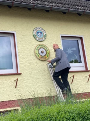 Foto des Albums: Aufhängen der Königsscheiben bei der Königin Martina Pramann und dem König Andreas Schulz