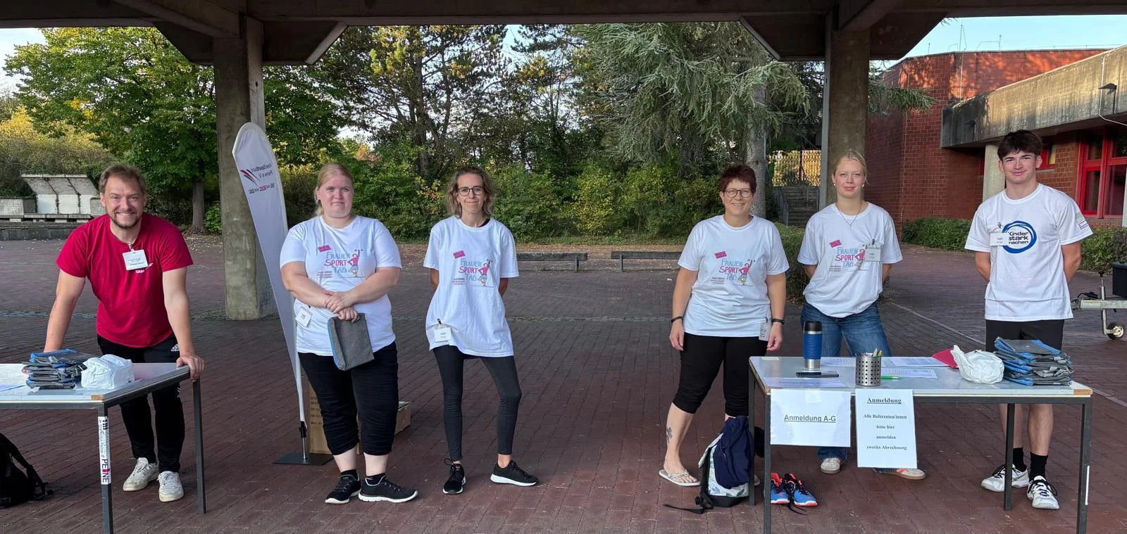 Bild: Sportreferent des KSB Christian Menzel (links) und das Helferteam