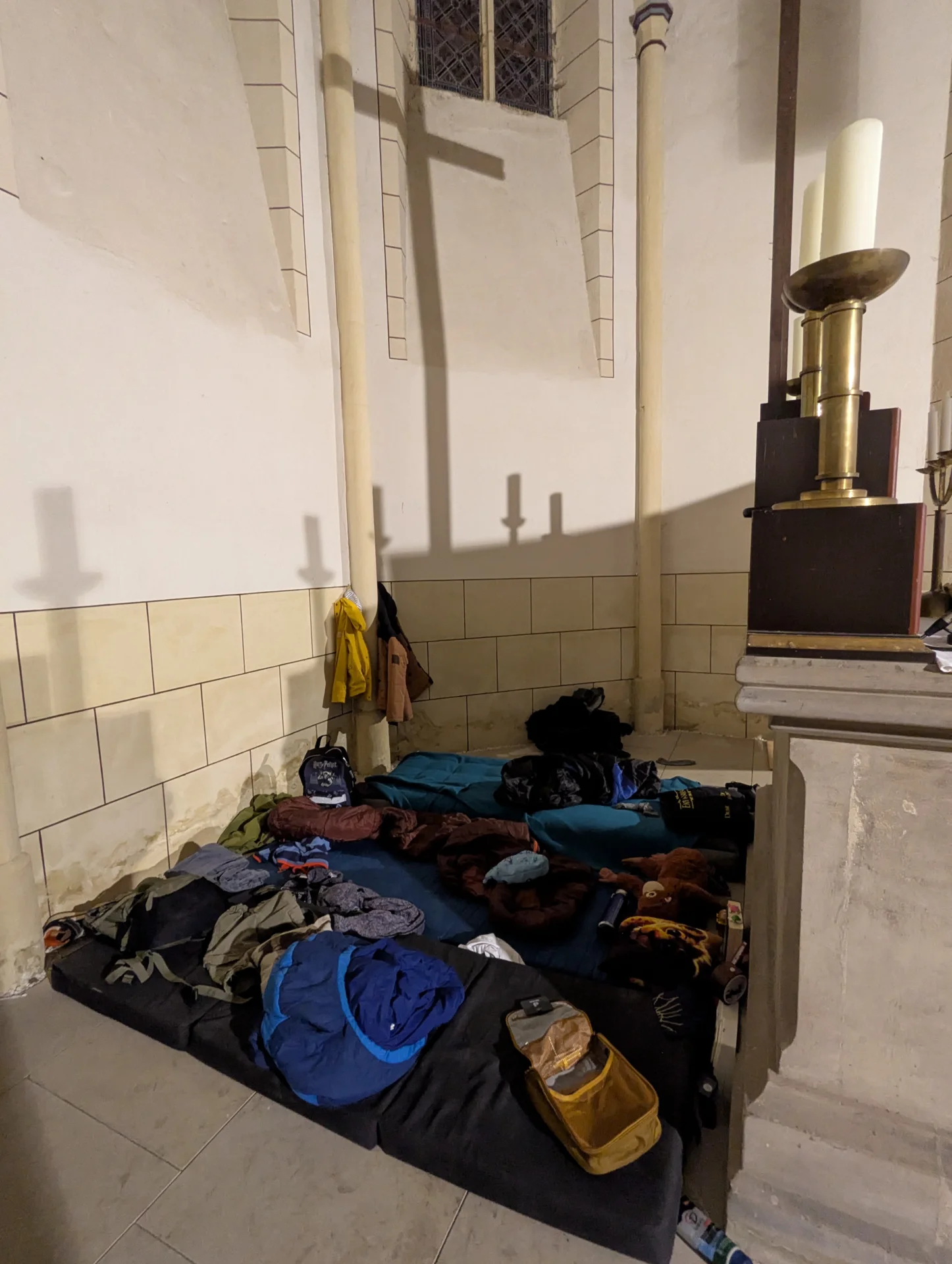Bild: Auch hinter dem Altar wird geschlafen