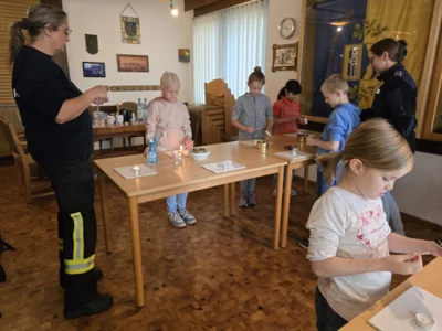 Foto des Albums: Besuch bei der Feuerwehr Jahrgang 4