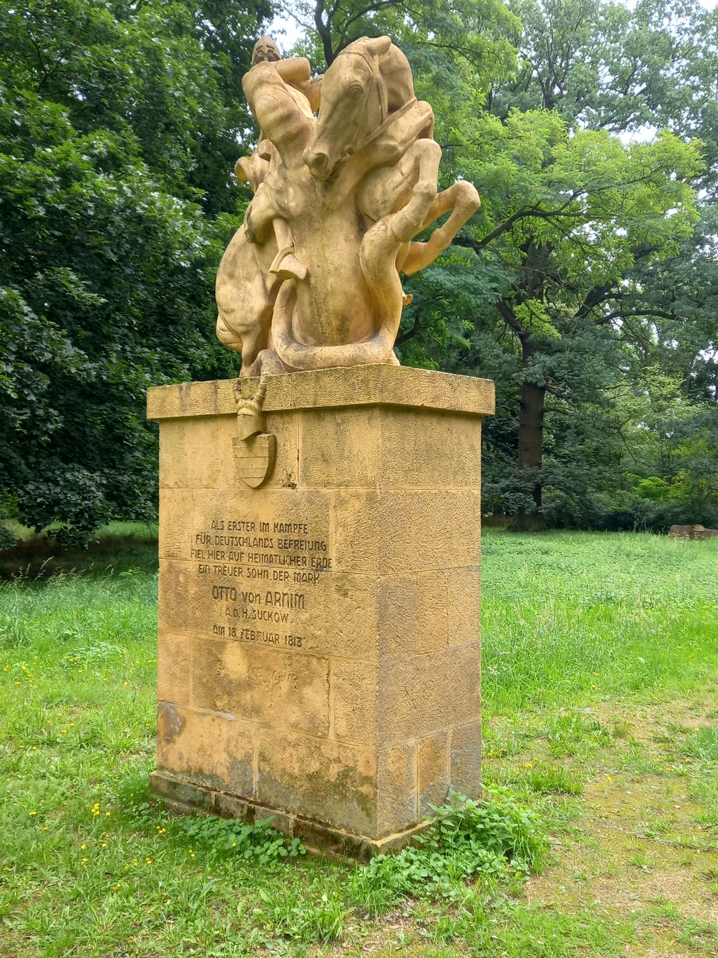 Bild: Arnim-Denkmal