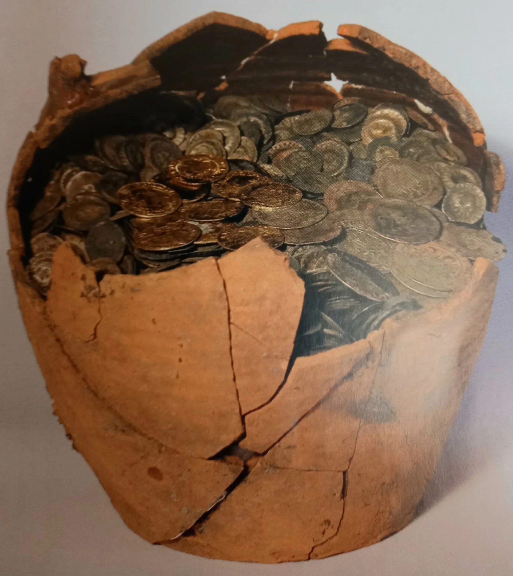 Bild: 7450 Münzen im Gefäß davon 11 Goldmünzen