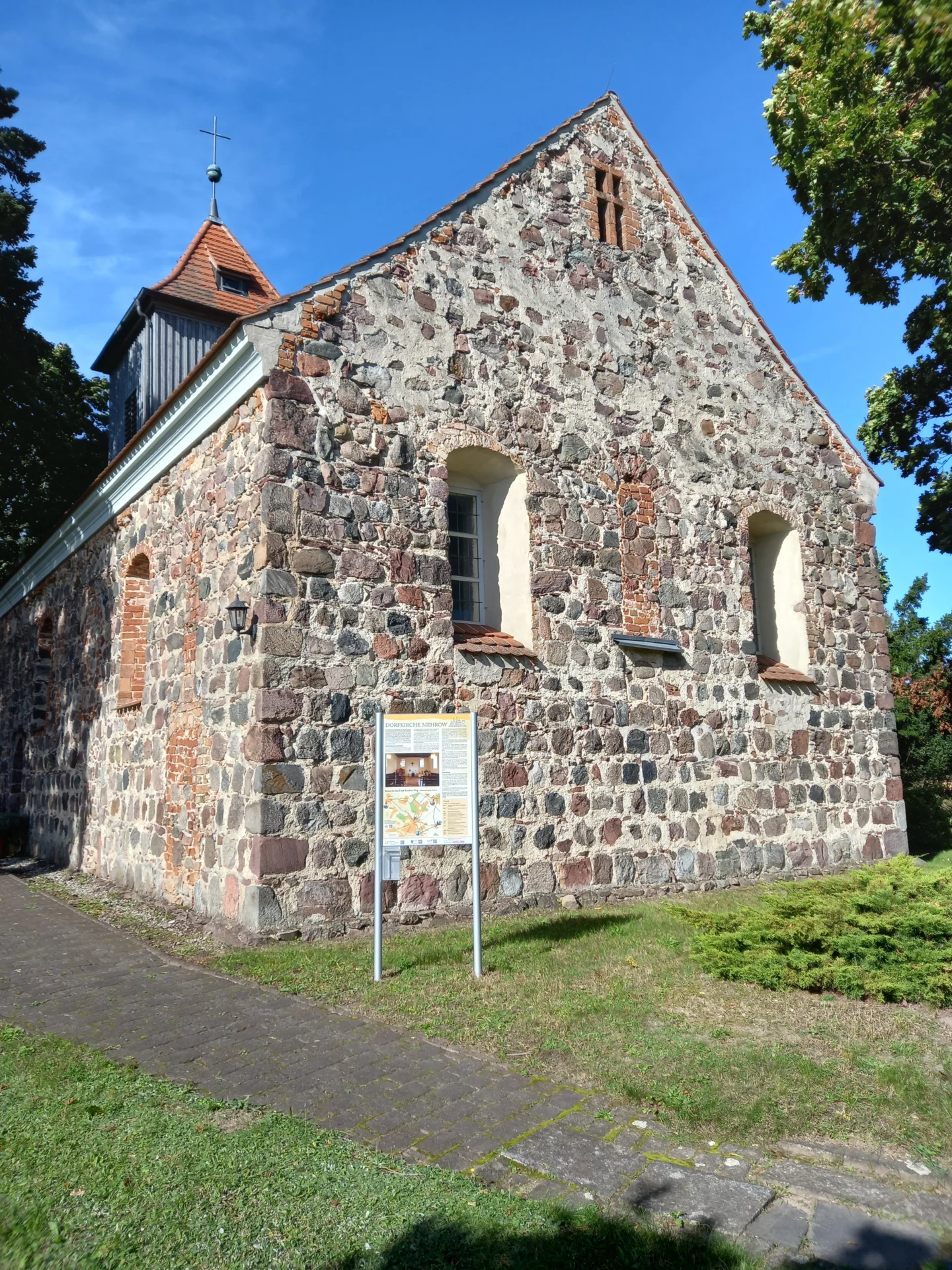 Bild: Feldsteinkirche Mehrow