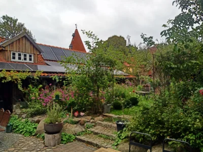 Der schon herbstliche Garten  (Bild vergr&ouml;&szlig;ern)