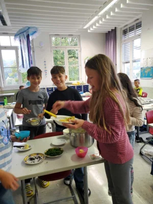 Foto des Albums: Kartoffelsuppe der Klasse 4 im Herbst 2025