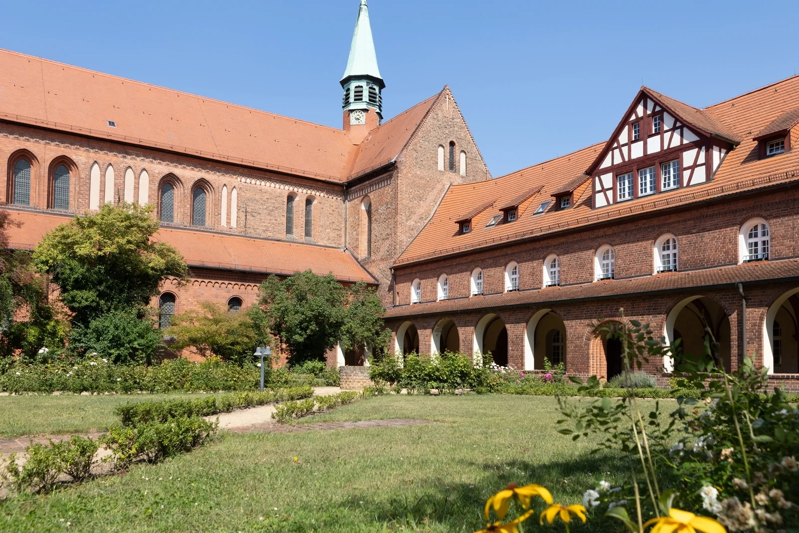 Bild: 01 Innenhof Kreuzgang