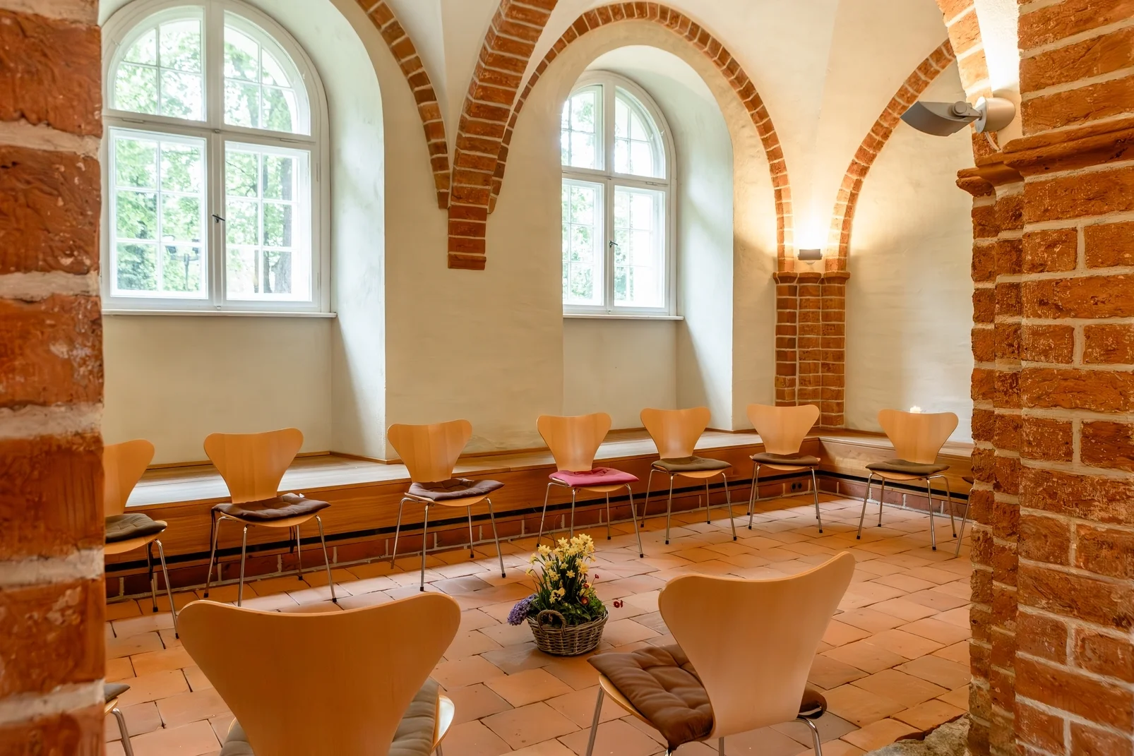 Bild: 01 Kapitelsaal Stuhlkreis mit Fenster