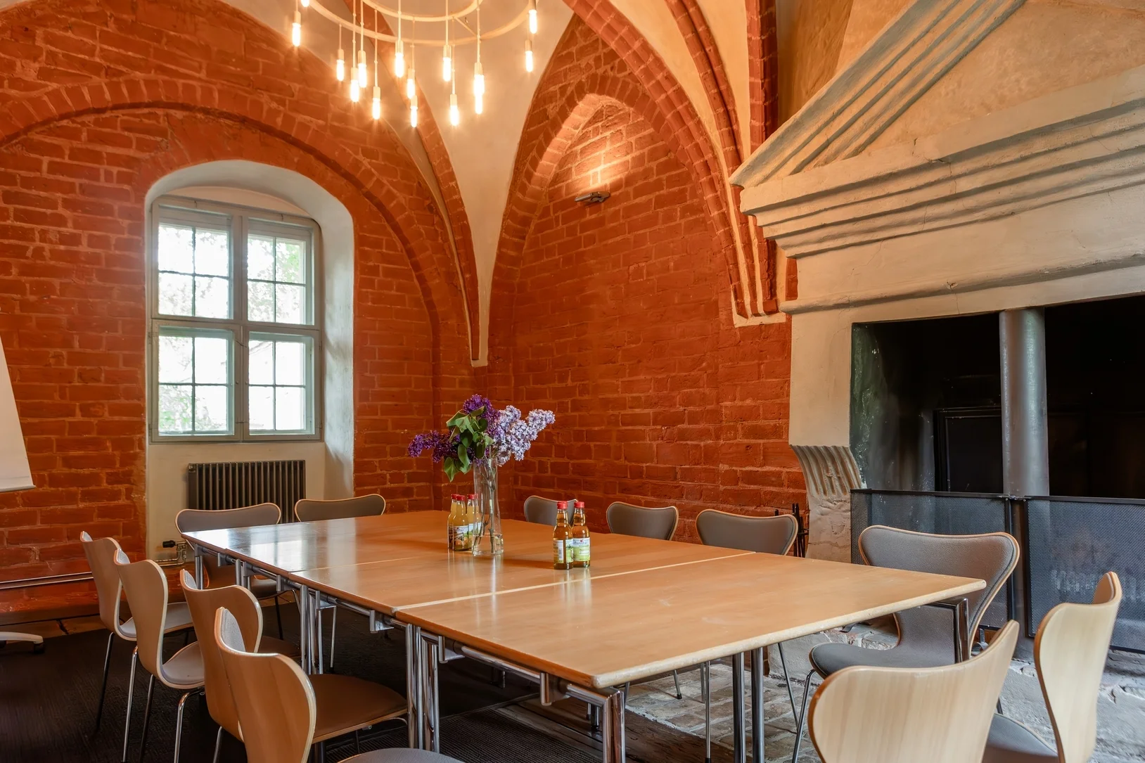 Bild: 01 Koeigshaus Kaminsaal Blick vom Eingang aus